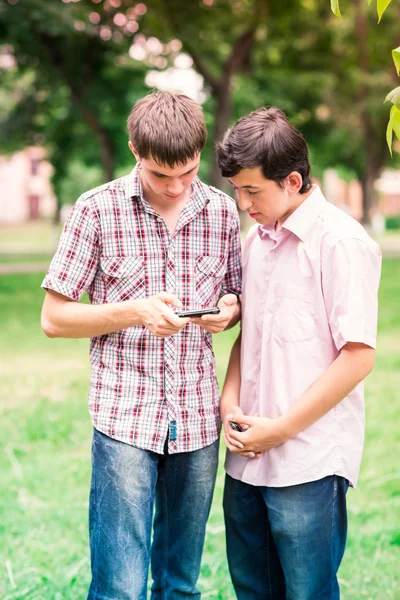 Skupina happy usmívající se nezletilých studentů — Stock fotografie