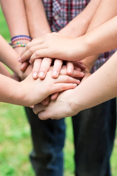 Las manos de los adolescentes toghether — Foto de Stock