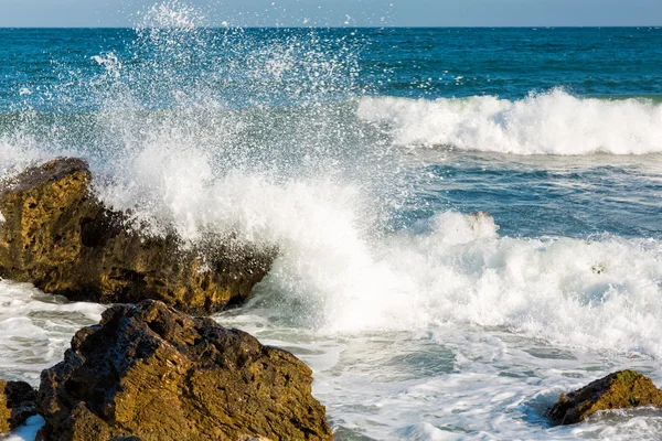 Море, большая волна и брызги над камнями — стоковое фото