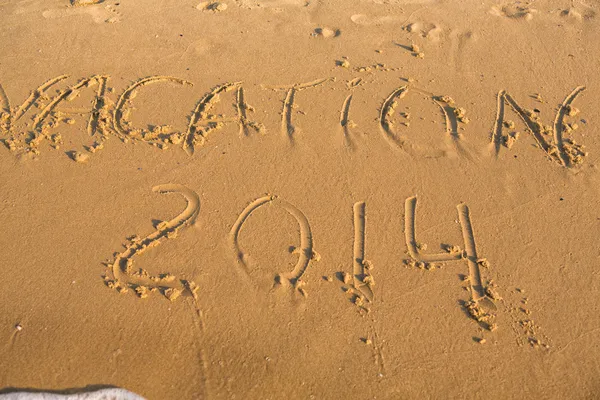 黄色の砂浜で単語の休暇 — ストック写真