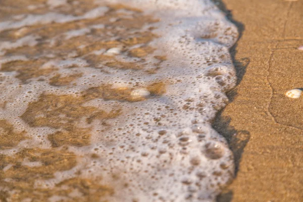 Vague douce de la mer sur la plage de sable fin — Photo