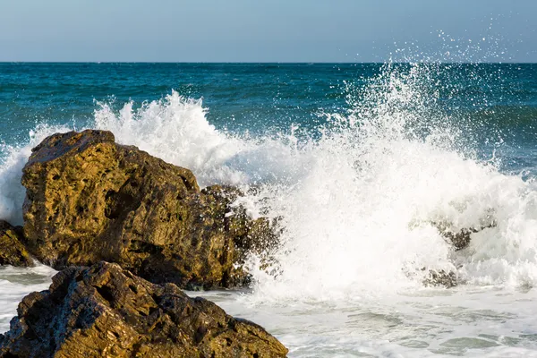 Море, большая волна и брызги над камнями — стоковое фото