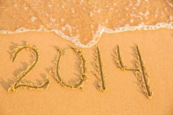 Números 2014 na praia de areia amarela — Fotografia de Stock