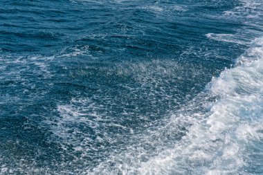dalgalı deniz suyu