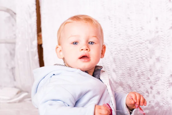 Niedliche kleine Junge auf einem Bett spielen — Stockfoto