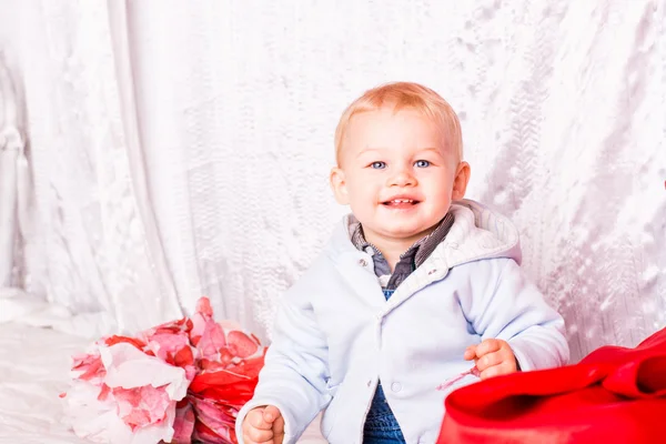 ベッドの再生にかわいい赤ちゃんの少年 — ストック写真