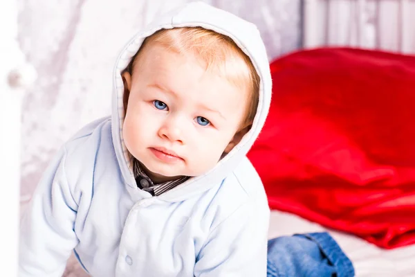 Lindo bebé niño en una cama jugando —  Fotos de Stock