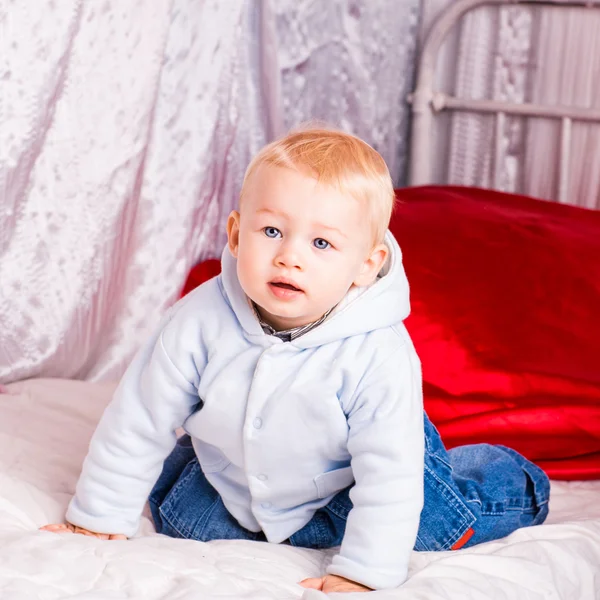 ベッドの再生にかわいい赤ちゃんの少年 — ストック写真
