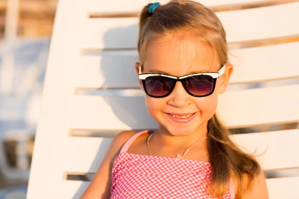 Entzückendes Kind sonnt sich am Strand — Stockfoto