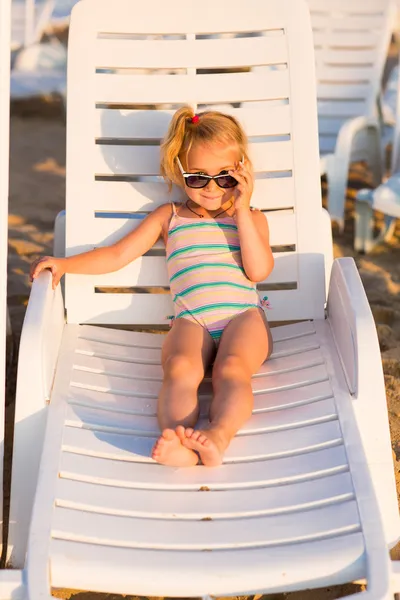 Adorable niño tomando el sol en una playa —  Fotos de Stock