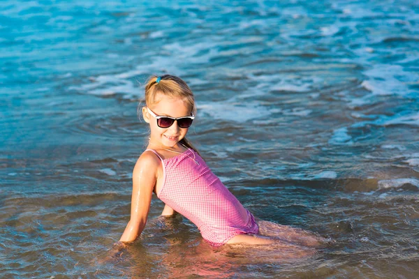 해변에 바다에서 사랑 스러운 어린 소녀 — 스톡 사진