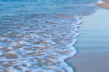 Kumlu bir sahilde denizin yumuşak dalgası