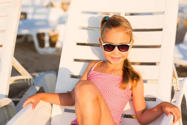 Schattig kind zonnebaden op een strand — Stok fotoğraf