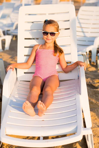 Entzückendes Kind sonnt sich am Strand — Stockfoto
