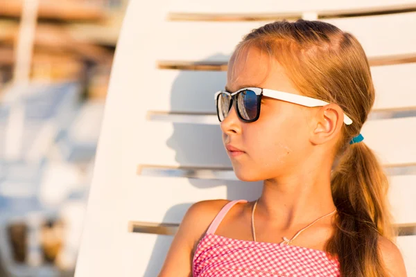 Schattig kind zonnebaden op een strand — Stok fotoğraf