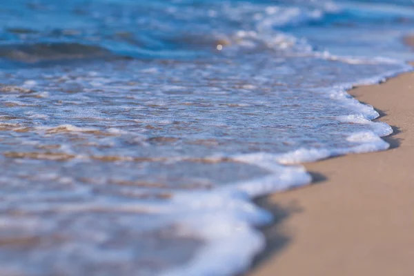 Vague douce de la mer sur une plage de sable fin — Photo