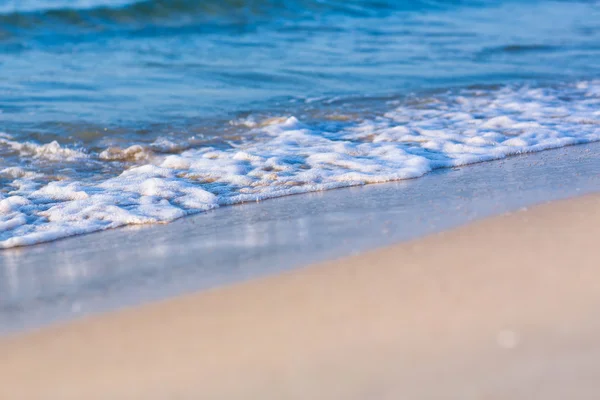 Vague douce de la mer sur une plage de sable fin — Photo