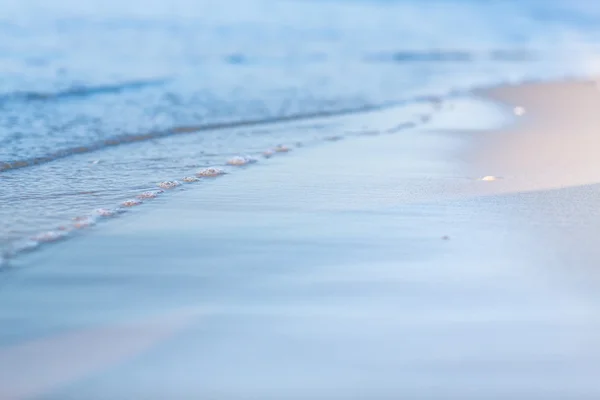 Onda suave do mar em uma praia arenosa — Fotografia de Stock