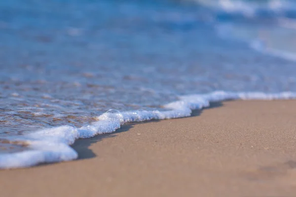 Onda suave do mar em uma praia arenosa — Fotografia de Stock