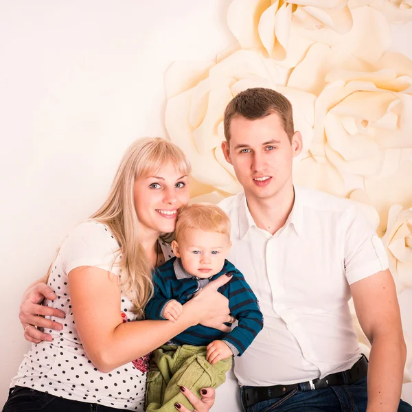 Retrato de uma família feliz com bebê — Fotografia de Stock