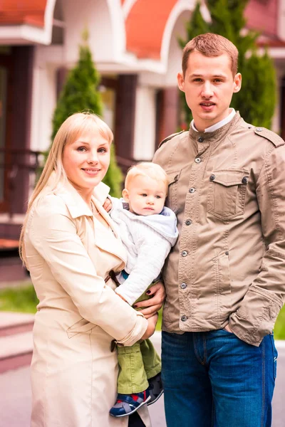 Glückliche Familie beim Wandern im Freien — Stockfoto