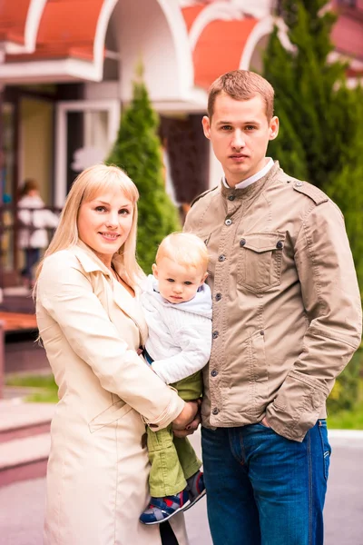 O familie fericită mergând în aer liber — Fotografie, imagine de stoc