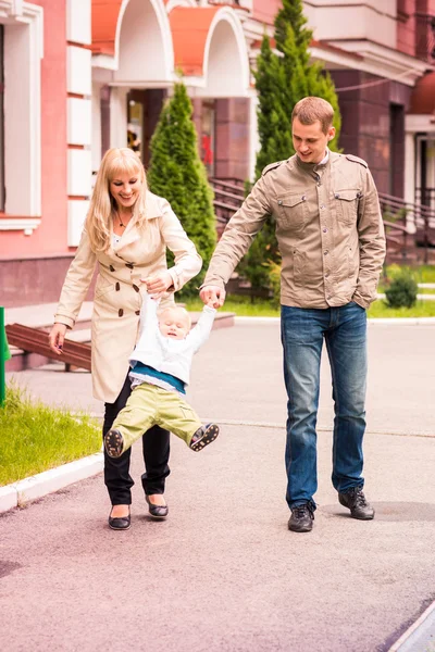 Šťastná rodina chůzi venkovní — Stock fotografie