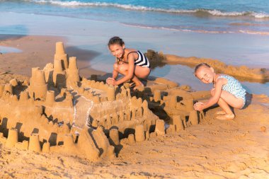 schattige meisjes spelen op de kust