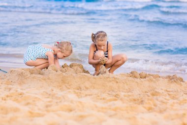 schattige meisjes spelen op de kust
