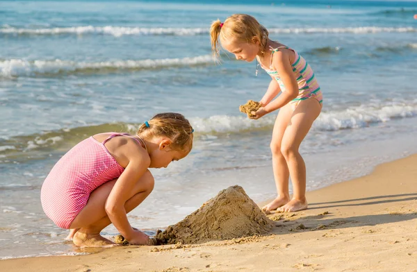 海岸で遊ぶ愛らしい小さな女の子 — ストック写真