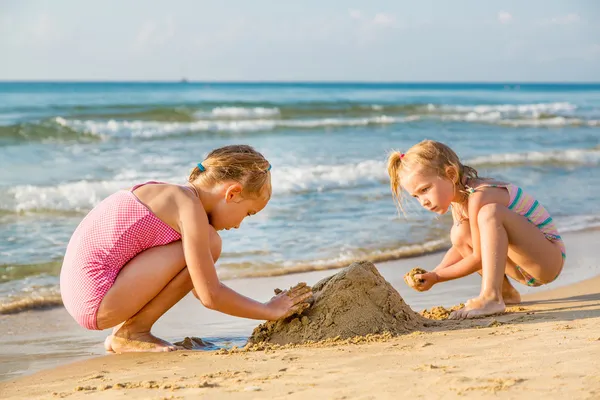 Entzückende kleine Mädchen spielen an der Küste — Stockfoto