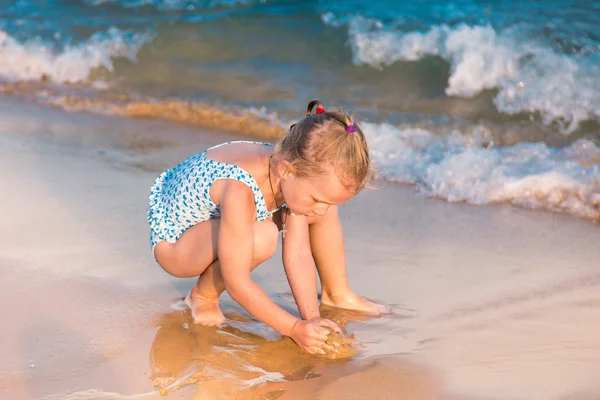 Deniz kıyısı oynarken sevimli küçük kız — Stok fotoğraf