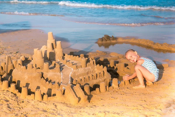 Adorable petite fille jouant au bord de la mer — Photo