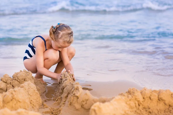 Adorable niña jugando en la orilla del mar — Foto de Stock