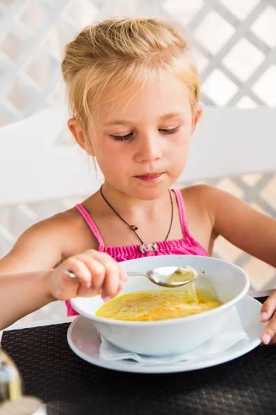 Carino bambino mangiare zuppa — Foto Stock