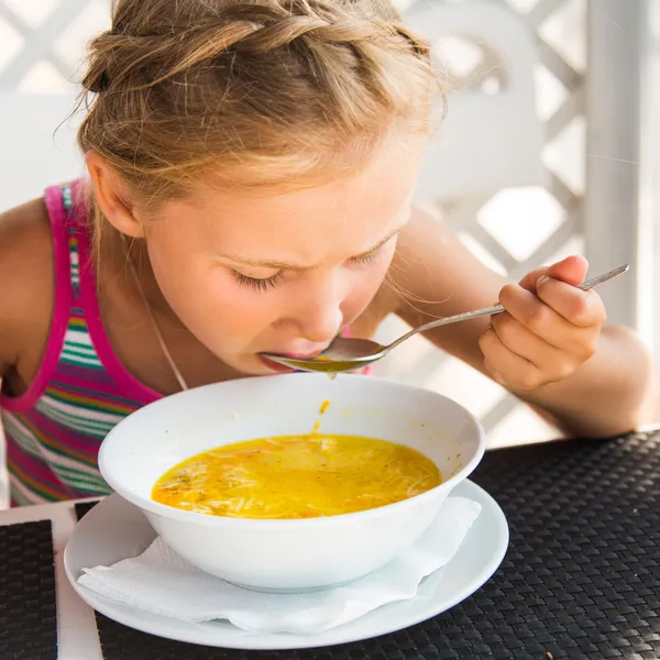 Mignon enfant mangeant de la soupe — Photo