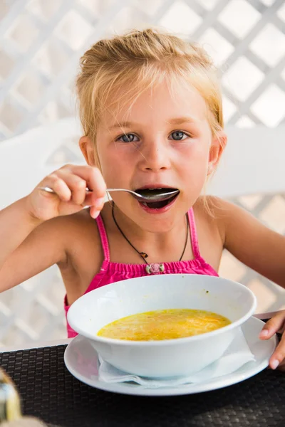 Niedliches Kind isst Suppe — Stockfoto