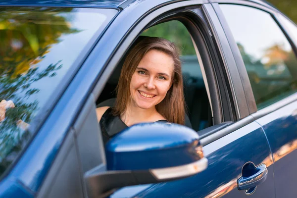 Красивая деловая женщина сидит в машине — стоковое фото