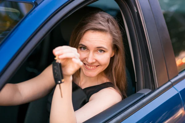 Hermosa mujer de negocios sentada en el coche — Foto de Stock