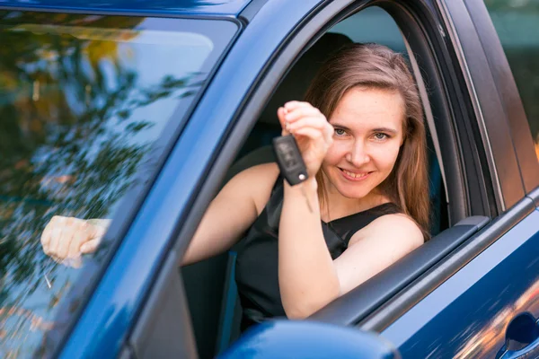 Piękna kobieta siedzi w samochodzie — Zdjęcie stockowe