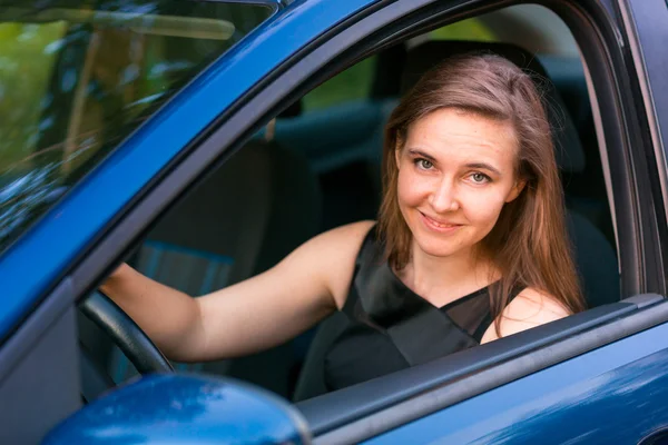 Hermosa mujer de negocios sentada en el coche —  Fotos de Stock