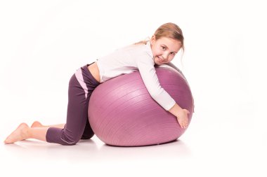 Sportive kız beyaz bitti izole bir fit Ball