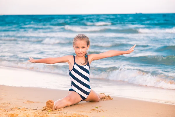 Hermosa niña haciendo ejercicio en la playa —  Fotos de Stock