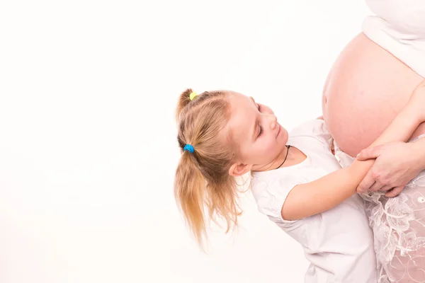 Criança feliz segurando barriga de mulher grávida — Fotografia de Stock
