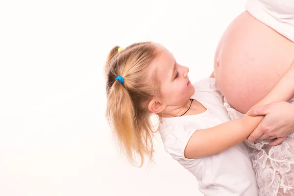 เด็กที่มีความสุขถือท้องของผู้หญิงท้อง — ภาพถ่ายสต็อก