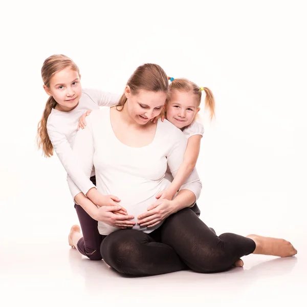 Gelukkig zwangere vrouw met haar kinderen — Stockfoto