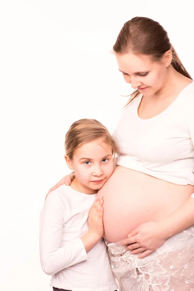 Criança feliz segurando barriga de mulher grávida — Fotografia de Stock