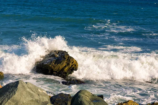 Mar, onda grande e salpicos sobre as pedras — Fotografia de Stock
