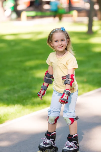 Petite fille patin à roulettes dans le parc — Photo