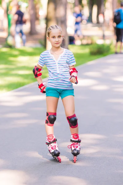 Petite fille patin à roulettes dans le parc — Photo